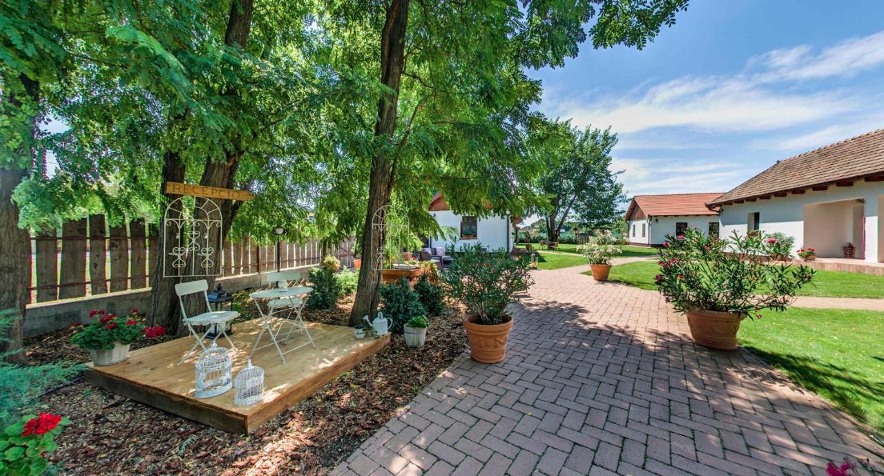 Toth Vendeghaz Es Apartmanhaz Ujfeherto Exterior photo
