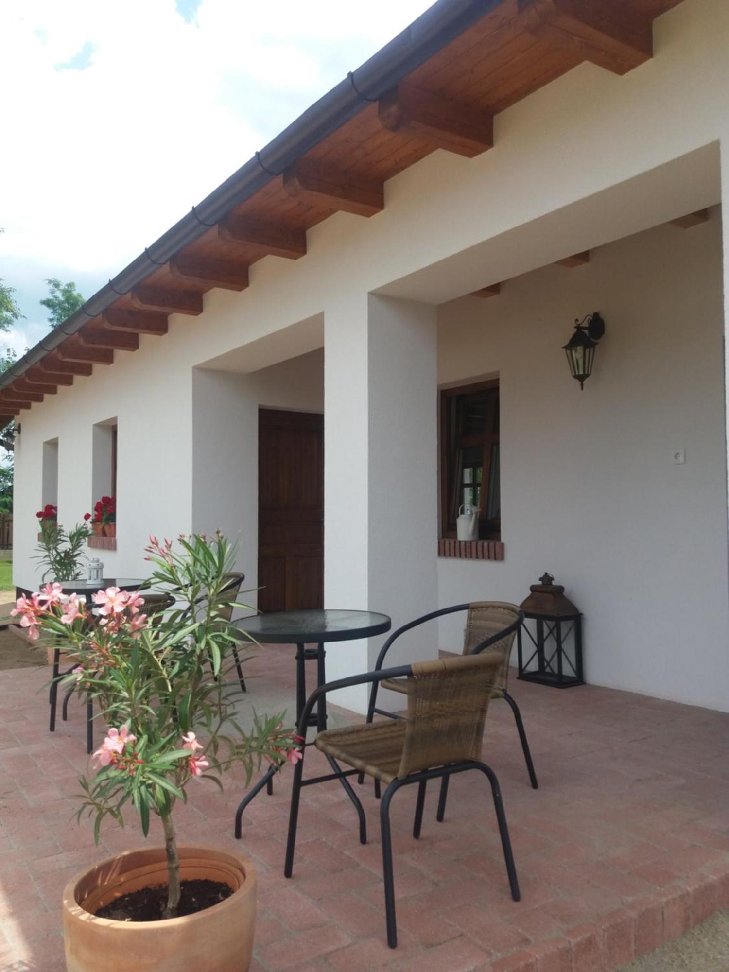 Toth Vendeghaz Es Apartmanhaz Ujfeherto Exterior photo