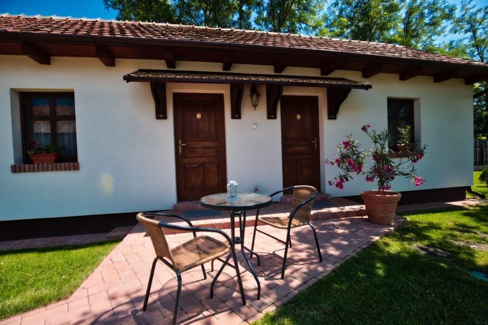 Toth Vendeghaz Es Apartmanhaz Ujfeherto Exterior photo