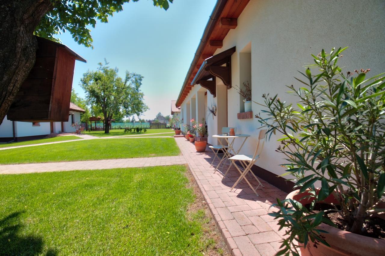 Toth Vendeghaz Es Apartmanhaz Ujfeherto Exterior photo
