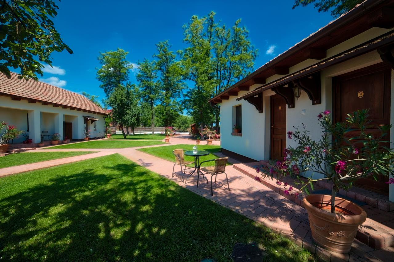 Toth Vendeghaz Es Apartmanhaz Ujfeherto Exterior photo