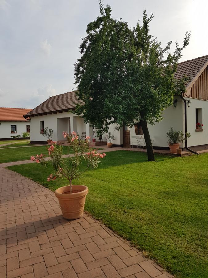 Toth Vendeghaz Es Apartmanhaz Ujfeherto Exterior photo